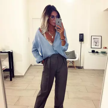 The blue shirt worn by Sabrina Cesari on the account Instagram of @sabrinacsari 