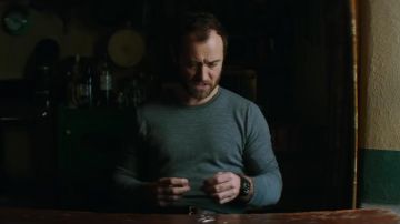 The t-shirt-blue, long-sleeved, Jude Law in The Rhythm Section