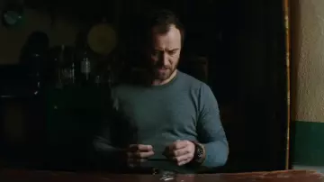 Le t-shirt bleu à manches longues de Jude Law dans The Rhythm Section