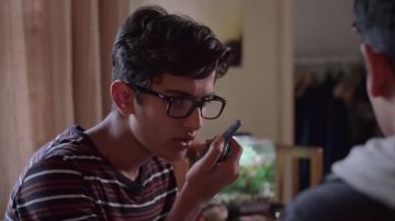 Gafas negras rectangulares Ray-Ban usadas por Dru Sharma (Vrund Rao) en The Unlisted