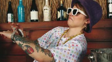 The white t-shirt Louis Vuitton printed multicolor Cœur de pirate in the Heart of pirate - Femme like U (video clip official)