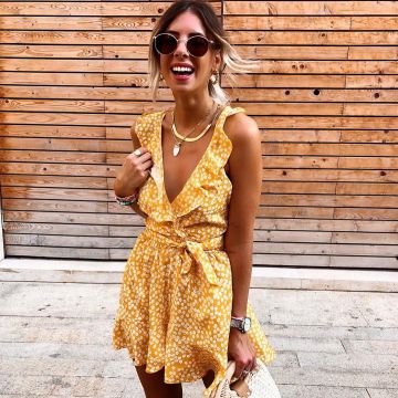 El vestido de piel de corazón amarillo con mini estampados de margarita blancos usados por Sabrina Cesari en @sabrinacsari 