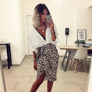The skirt with animal motif worn by Sabrina Cesari on the account Instagram of @sabrinacsari 