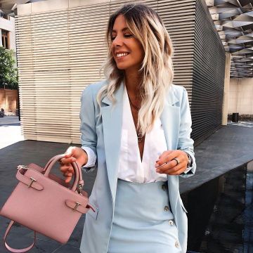 El bolso rosa que lleva Sabrina Cesari en la cuenta de Instagram de @sabrinacsari 