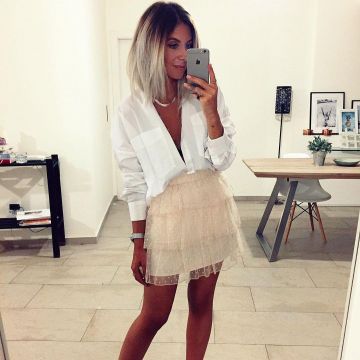 The skirt of satin with ruffles worn by Sabrina Cesari on the account Instagram of @sabrinacsari 