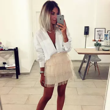 The skirt of satin with ruffles worn by Sabrina Cesari on the account Instagram of @sabrinacsari 