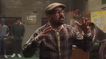 Le bomber marron à carreaux de Coach (Colin Farrell) dans The Gentlemen