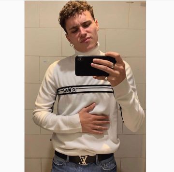 The pull white Arón Piper (Elite) account on the Instagram of @frencharonpiper