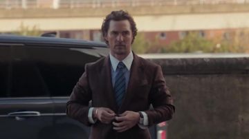 La cravate rayée de Mickey Pearson (Matthew McConaughey) dans The Gentlemen