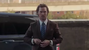 La cravate rayée de Mickey Pearson (Matthew McConaughey) dans The Gentlemen