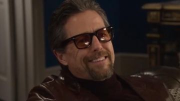 Les lunettes de soleil fumées marron de Fletcher (Hugh Grant) dans The Gentlemen