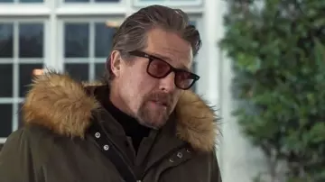 Les lunettes de soleil fumées marron de Fletcher (Hugh Grant) dans The Gentlemen