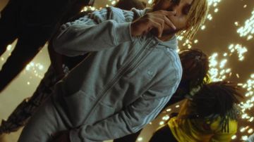 Le sweatshirt gris Adidas porté par Zola dans son clip Fuckboi