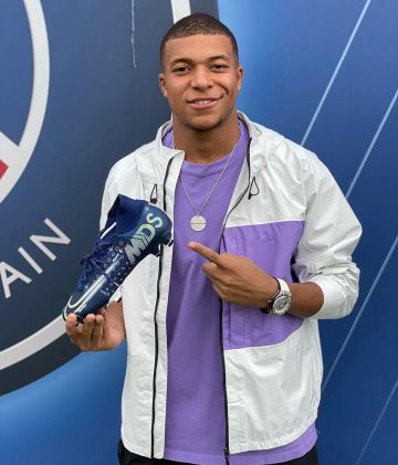 The rain jacket, foldable Nike ACG worn by Kylian Mbappé on his account Instagram @k. mbappe