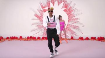 Pink Chest Bag usado por Lalo Ebratt en su video musical Fresa con TINI