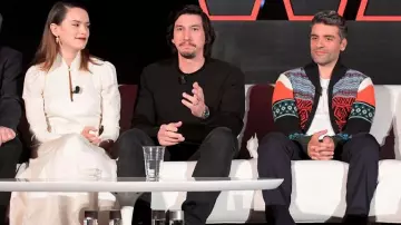 Le gilet imprimé patchwork Burberry de Oscar Isaac dans la vidéo Star Wars The Last Jedi LA Press Conference