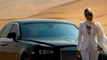 White blazer worn by Two (Mélanie Laurent) in 6 Underground movie