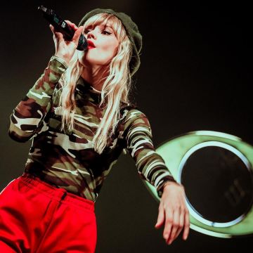 Le top camouflage porté par Angèle sur son compte Instagram @angele_vl