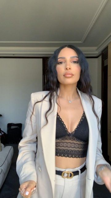 Le Soutien-gorge noir porté par Sananas sur le compte Instagram de @sananas2106