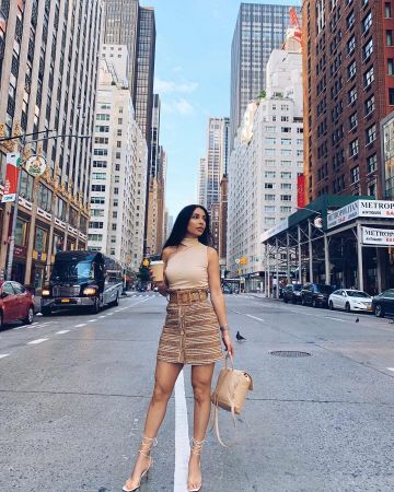 Le Body beige ras de cou une épaule porté par Sananas sur le compte Instagram de @sananas2106