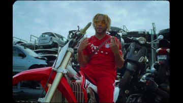 Le maillot rouge Adidas FC Bayern porté par Zola dans le son clip "Fuckboi"