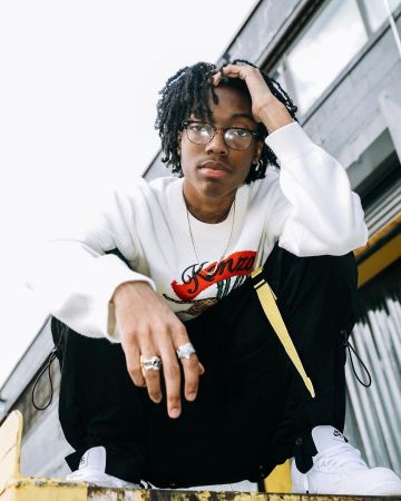 El suéter blanco con logo de Kenzo con tigre y niño pequeño de Lil Tecca en la cuenta de Instagram de @liltecca