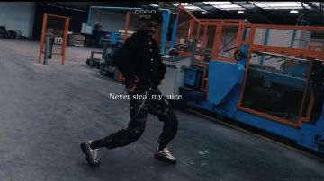 The jean jacket MISBHV of Scarlxrd in her clip BACKWARDS.