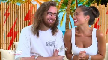 La camiseta blanca suelta So Gassed de Maxime Langlais en The Battle of the Couples 2 Episodio 28 de octubre de 2019