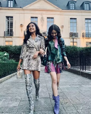 Les cuissardes en python de Ashley Park sur le compte Instagram de @lilyjcollins