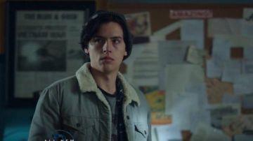 Le Bonnet gris porté par Jughead Jones (Cole Sprouse) dans Riverdale Saison 1 Episode 1
