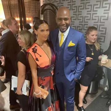 The hand bag pouch pink worn by Lesley-Ann Brandt on his account Instagram @lesleyannbrandt