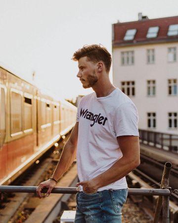 Camiseta con el logotipo blanco de Wrangler usada por Nanuk en la cuenta de Instagram @nanukboy