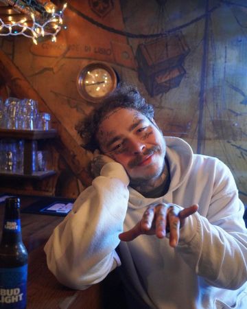 The hoody white Post Malone on the account Instagram of @postmalone