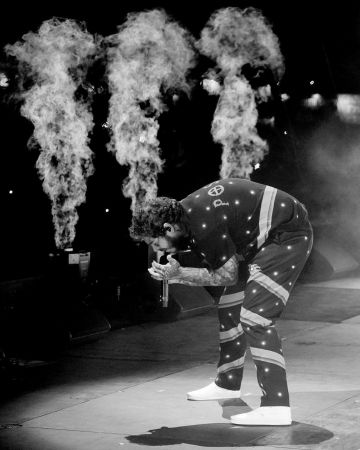 Publica Malone's Sneakers Vans Classic Slip-On True White en la cuenta de Instagram de @postmalone