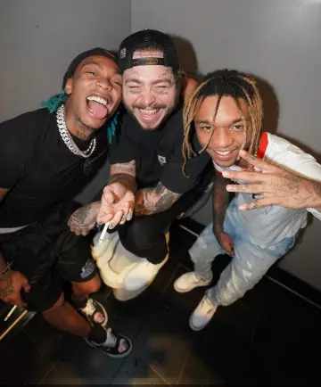 Le T-shirt poche signature - Carhartt noir de Post Malone sur le compte Instagram de @postmalone