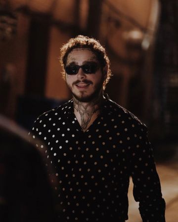 The black shirt of Post Malone on the account Instagram of @postmalone
