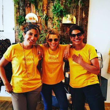 Camiseta Honey de Laura Tenoudji en la cuenta de Instagram de @lauratenoudji