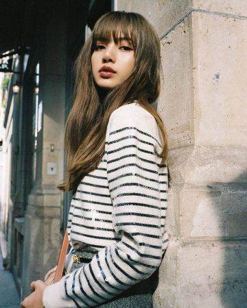Suéter marino de lana a rayas de lentejuelas usado por Lisa Manoban en la cuenta de Instagram de @iblink.blackpink