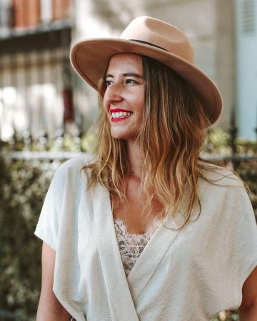 Le chapeau fedora beige porté par Valériane sur son compte Instagram @valoumodeuze