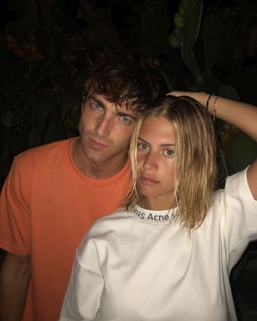 L'acné Studios Tee porté par Parysatis sur l'Instagram account @parysatis