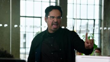 Camisa sólida de manga larga con botones de manga larga usada por Michael Peña en Jexi
