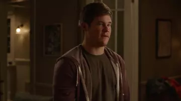 Green t-shirt worn by Phil (Adam DeVine) in Jexi