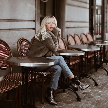 Les Chelsea boots serpent  portées par Stéphanie Clairbois  sur le compte Instagram de @speana20 