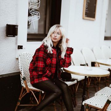 La chemise à carreaux rouge oversize  portée par Stéphanie Clairbois  sur le compte Instagram de @speana20 