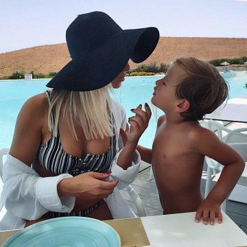 Le chapeau capeline noire portée par Stéphanie Clairbois  sur le compte Instagram de @speana20 
