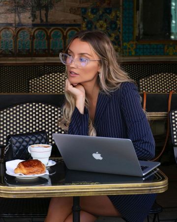 Les lunettes transparentes de Chloé Bleinc sur le compte Instagram de @chloebbbb