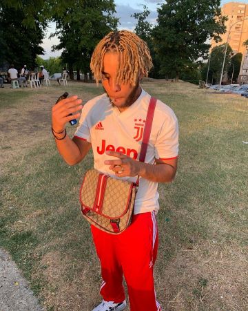 Le Maillot Juventus blanc et rouge de Zola sur le compte Instagram de @binkszola
