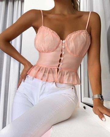 Le top bustier rose boutonné à l'avant de Chloé Bleinc sur le compte Instagram de @chloebbbb