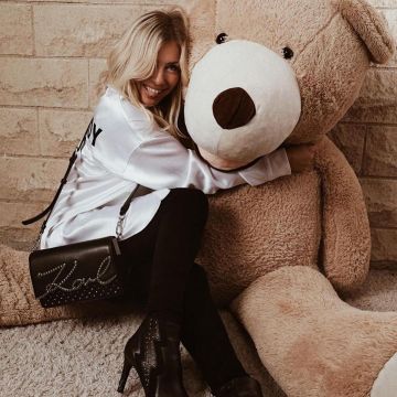 Le sac Karl Lagerfeld signature noir porté par Stéphanie Clairbois   sur le compte Instagram de @speana20 