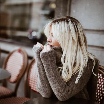 Le pull col roulé brun porté par Stephanie Clairbois  sur le compte Instagram de @speana20 